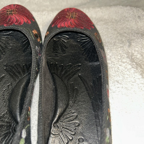 Born Women's Ballet Flat,Floral Embroidered Fabric-Leather,6 M,36.5 EU - Picture 13 of 16